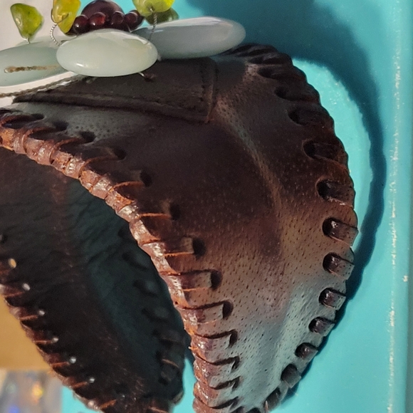 STUNNING LEATHER CUFF BRACELET - Picture 2 of 4